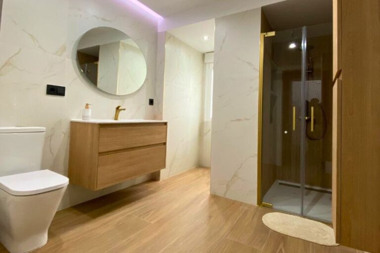 Azulejos de baño en Jaén Comercial Cobo Pulido almacen de materiales de construcción sanitarios griferia fontaneria mamparas