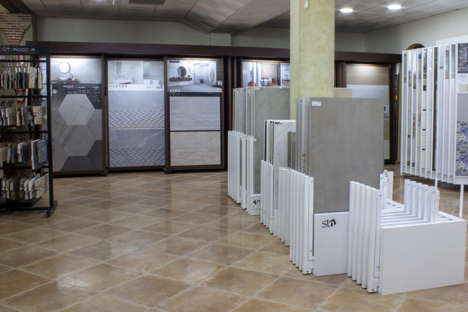 Almacén de materiales de construcción Jaén Comercial Cobo Pulido Mancha Real mamparas fontaneria ceramica abladosas muebles baño